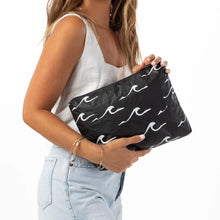 Load image into Gallery viewer, MID SEASIDE POUCH | WHITE BLACK