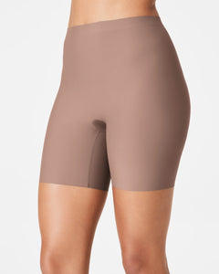 MID THIGH